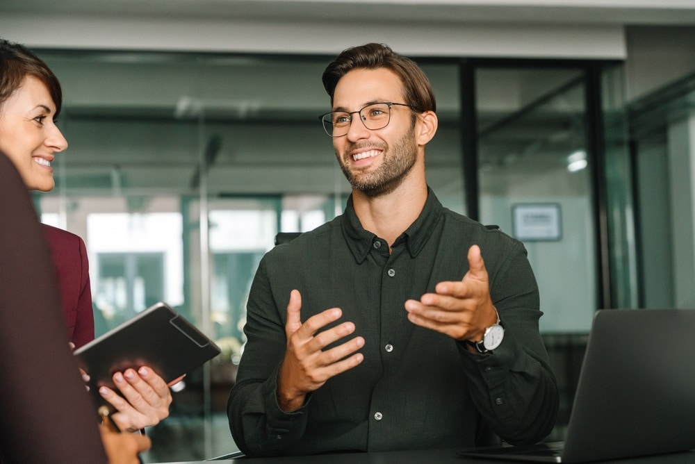 Young,Real,Estate,Manager,Worker,Man,Talking,With,Bank,Client